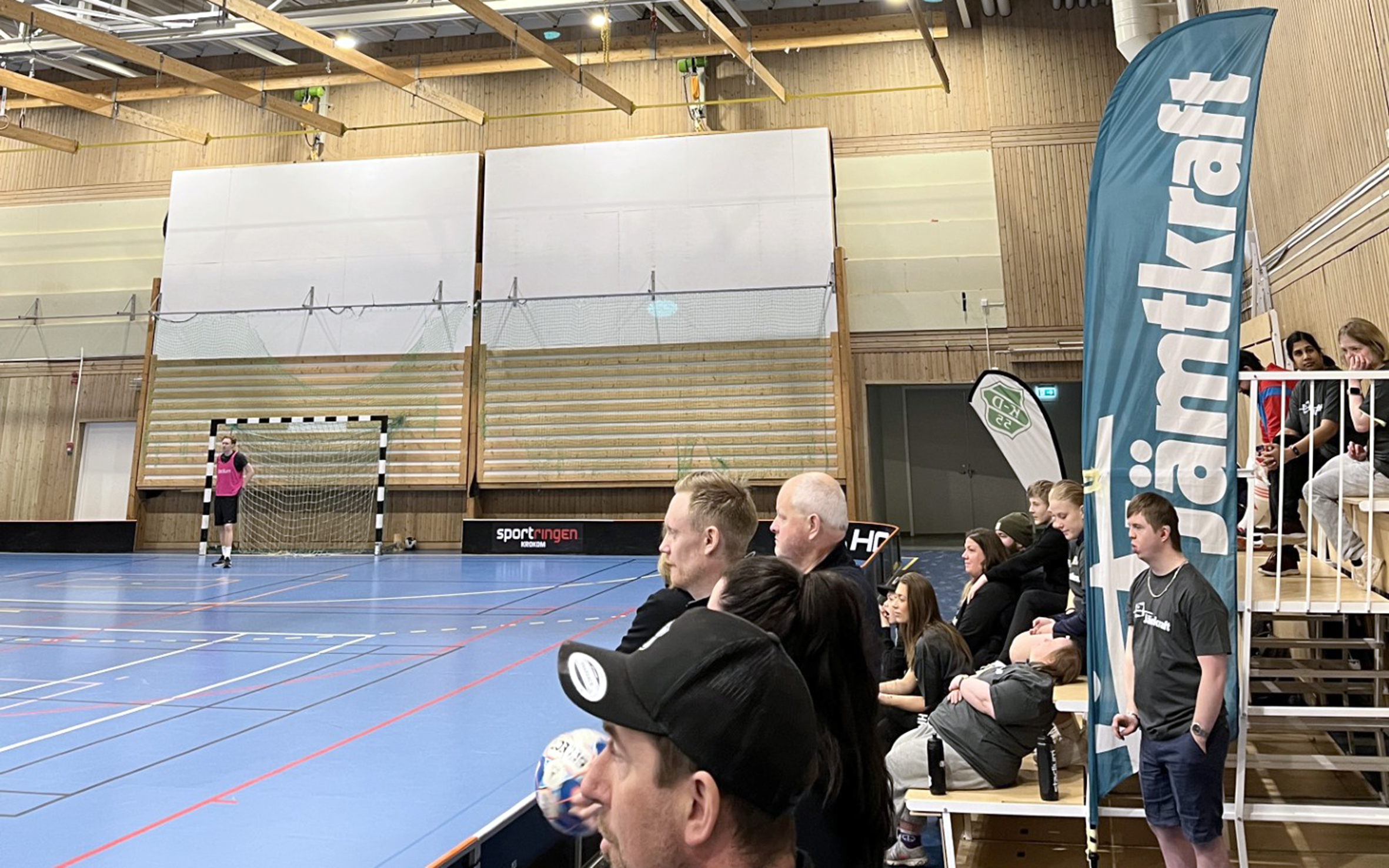 Fotbollscup 2025 - Publik som tittar på med Jämtkraftsloggan väl synlig