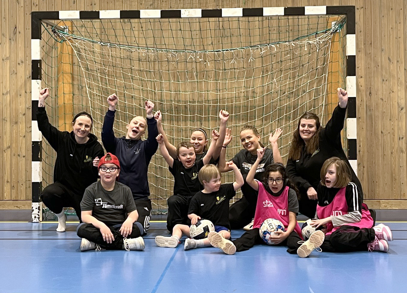 Fotbollscup 2025 ett super glatt lag som sitter framför ett fotbollsmål