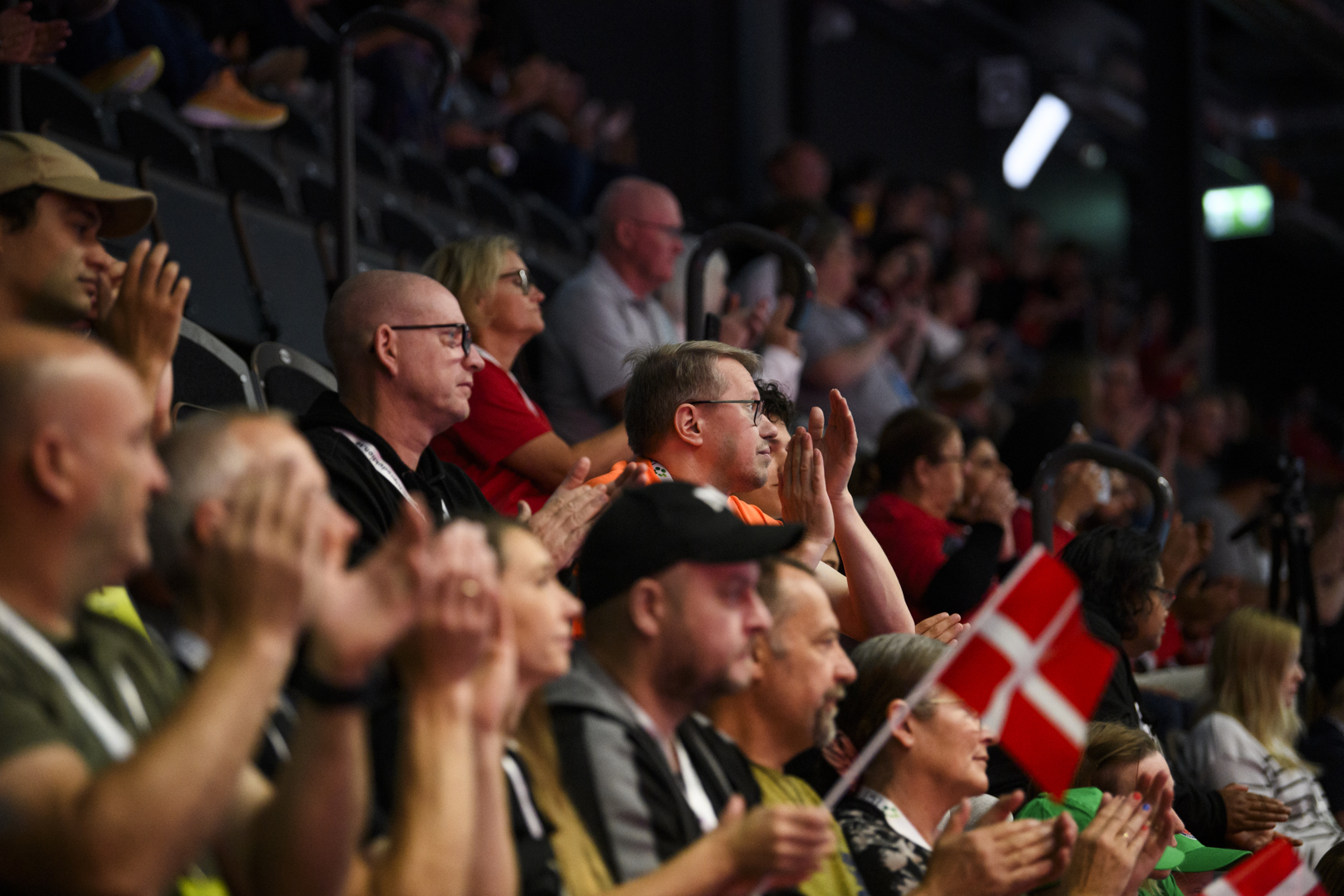 Närbild på publiken i Gavlehov. Vissa viftar med danska flaggor.