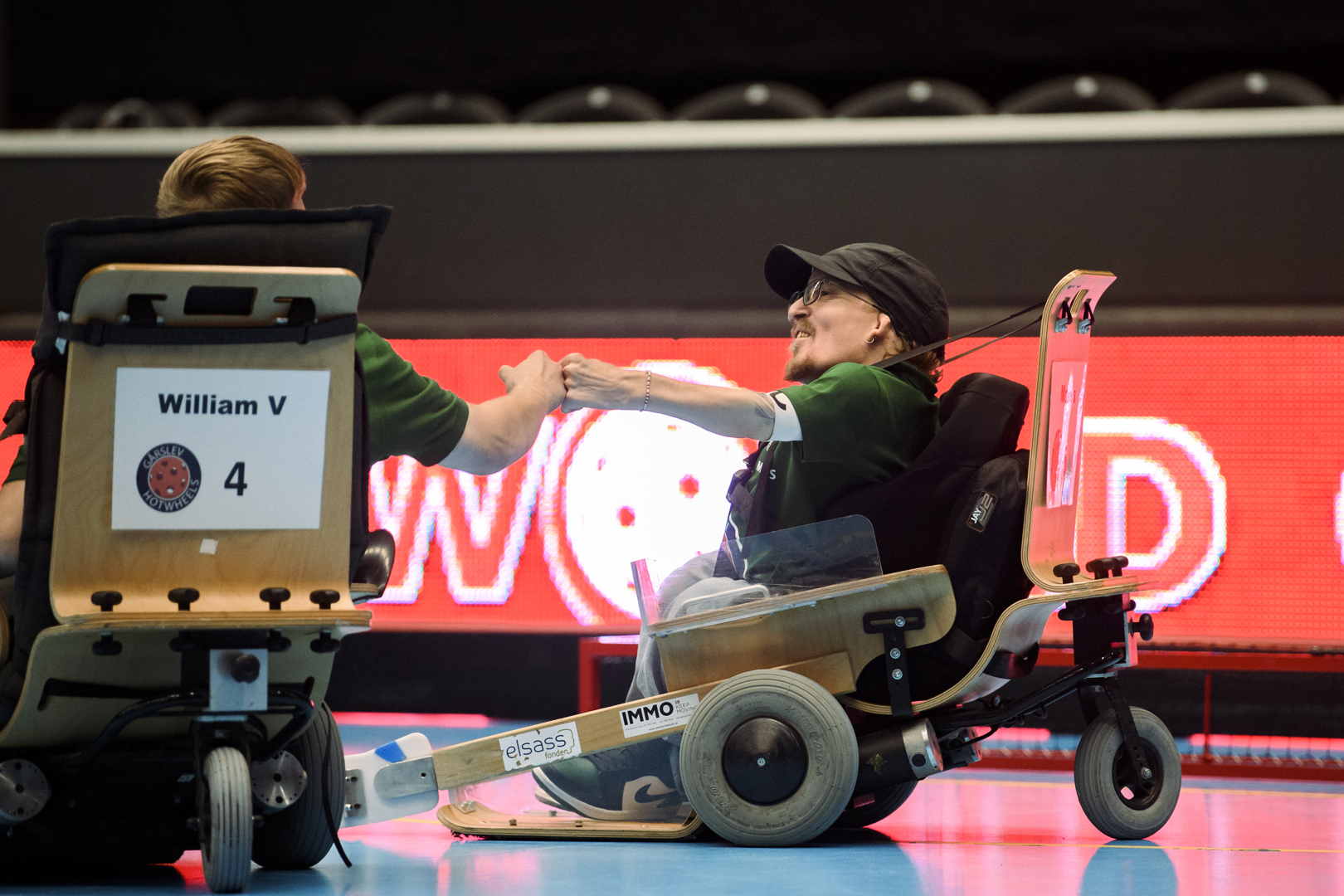Två spelare "fistbumpar".