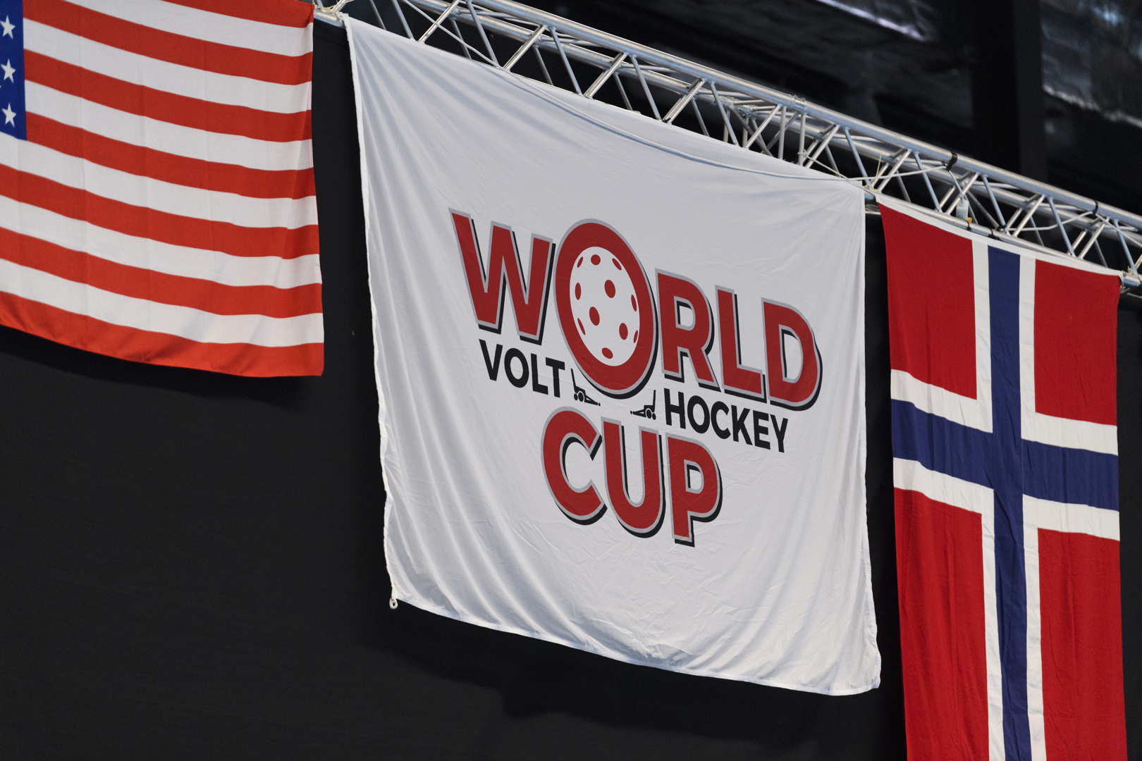 Tre flaggor. USA, World Cup Volt Hockey och Norge.