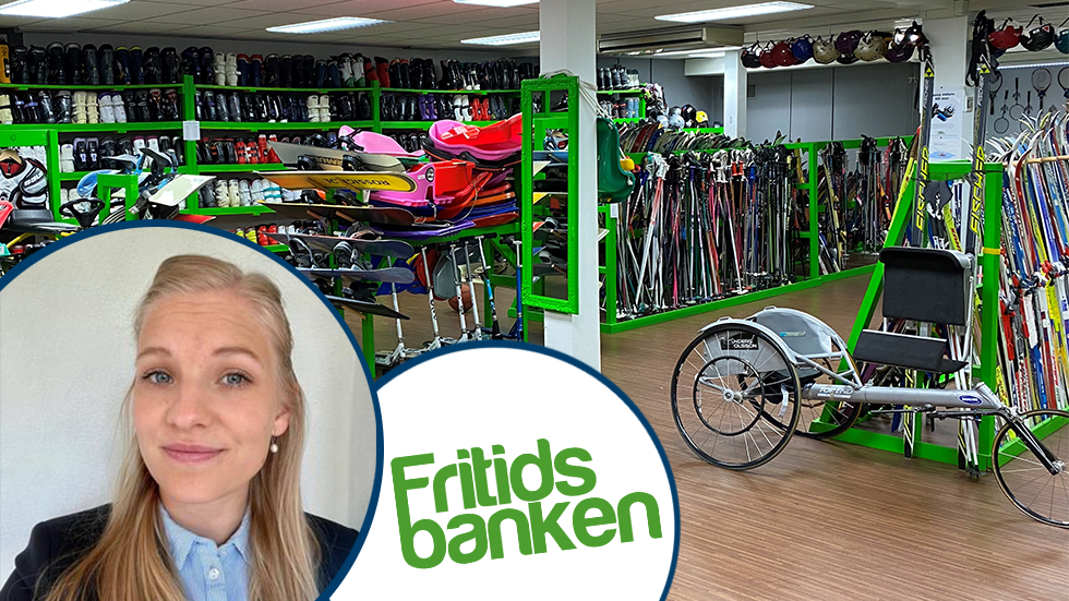 Bakgrundsbild inifrån en fritidsbank med idrottsprylar längd väggar och hyllor. Inklippt bild på Elin Walfridsson, kvinna i 30-årsåldern med ljus hår, inklippta bild på Fritidsbankens logotyp.