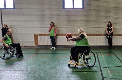 Eleverna testar rullstolsbasket