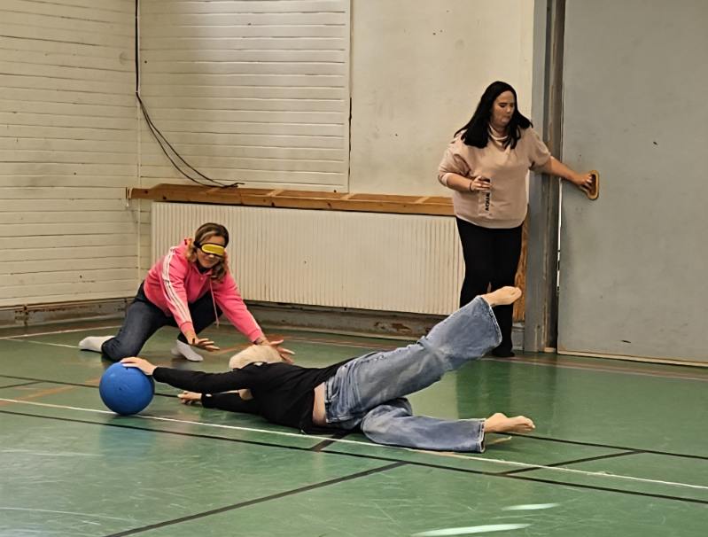 Eleverna testar goalball 