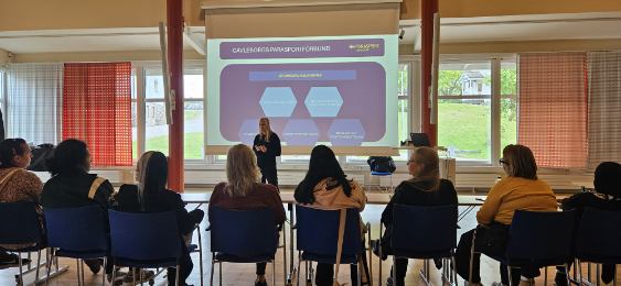 Elin föreläser framför elever på Västerbergs folkhögskola