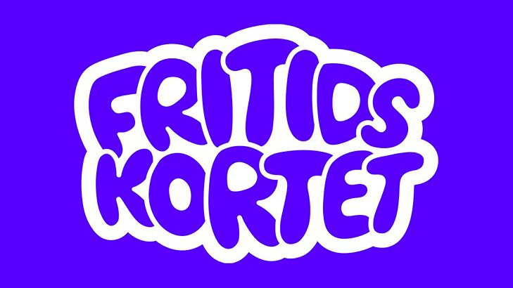 Blå-lila logga med texten FRITIDSKORTET i bubblig fonts som kantas av lika bubblig vit kontrast.