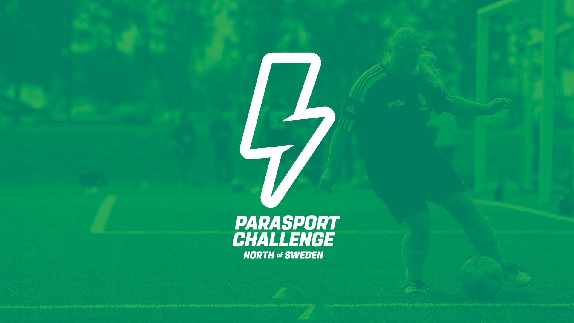 Parasport Challenge logga och en tjej i bakgrunden som spelar fotboll.