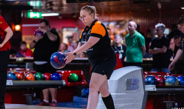 Elin Jörnelind spelar bowling.