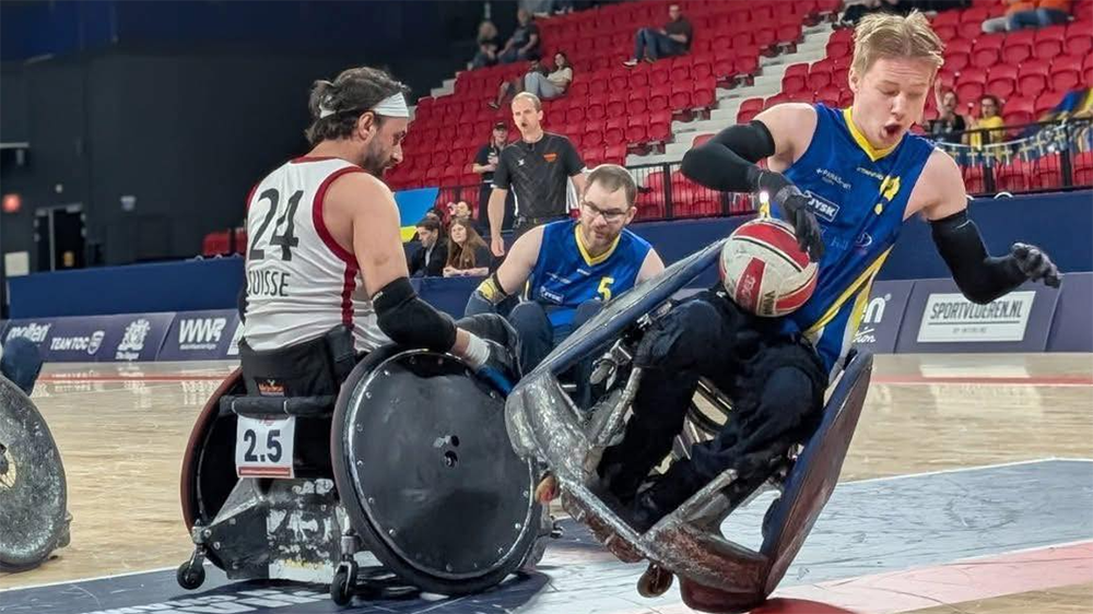 Sveriges Edvard Nyholm får en tackling av en schweizisk spelare.