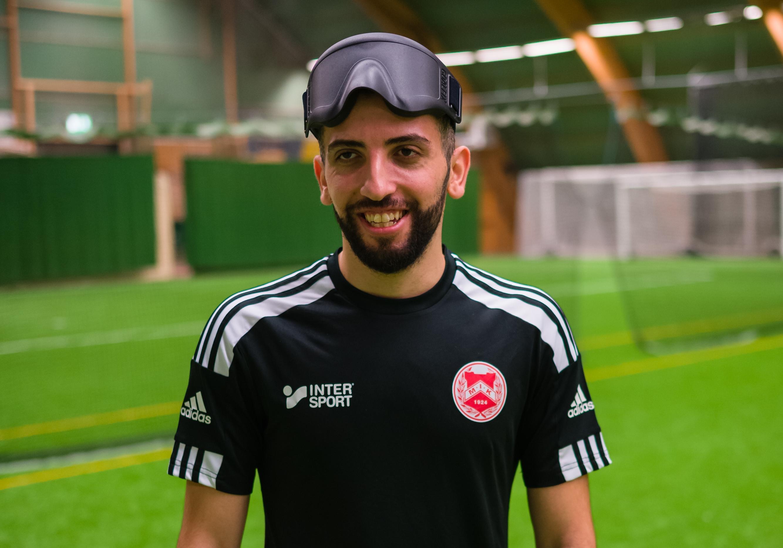 Foto, inomhus. Abdullah i träningskläder och ögonbindel som sitter uppe i pannan.