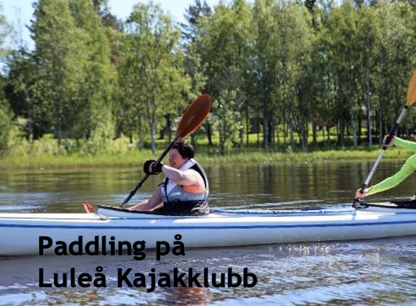 Paddlare i kajak glider fram över vattnet en solig sommardag