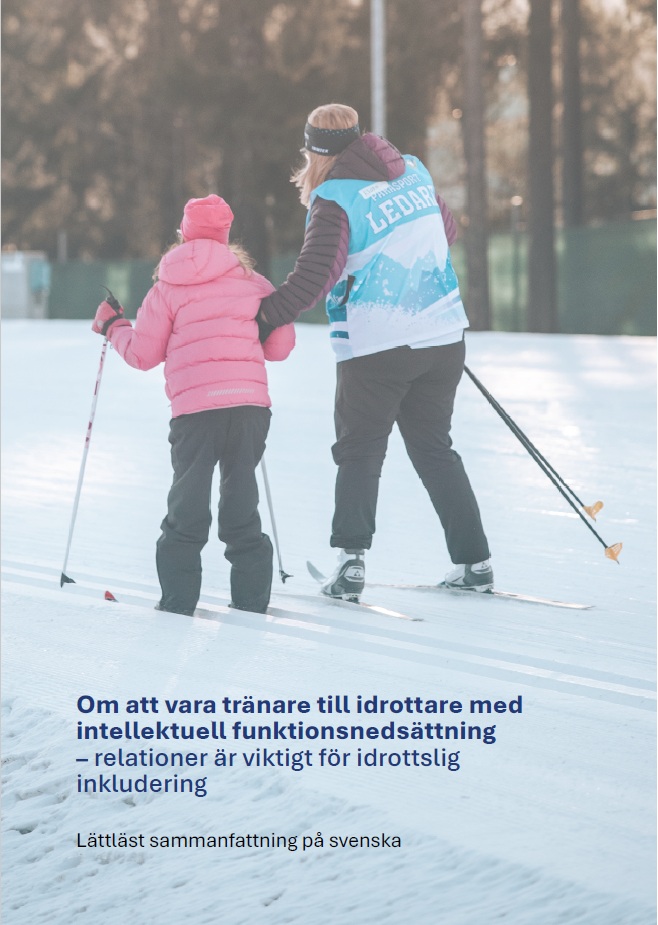 Första sidan av Forskningsrapport: Tränare till idrottare med IF. Bilden är ett snölandskap, med ryggen på 2 längdskidåkare, en är idrottare med IF och den andra är ledare.