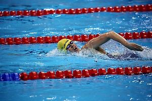 Maja Reichard crawlar i simbassängen, på väg mot silvermedalj i Paralympics i Rio 2026. Foto.