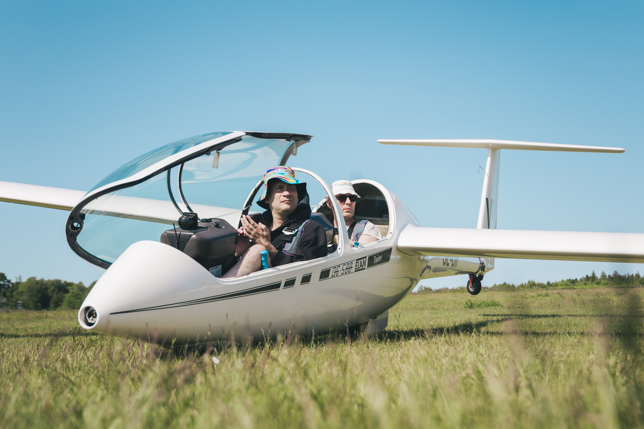 Bild på Anders och piloten Jarek i ett segelflygplan som står på marken hos Borås Segelflygklubb 12 juni 2025