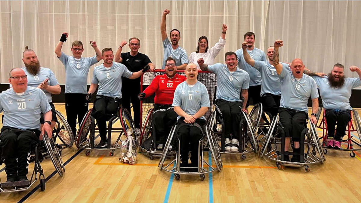 Gruppbild på spelarna i Parasport Eskilstuna som jublar.