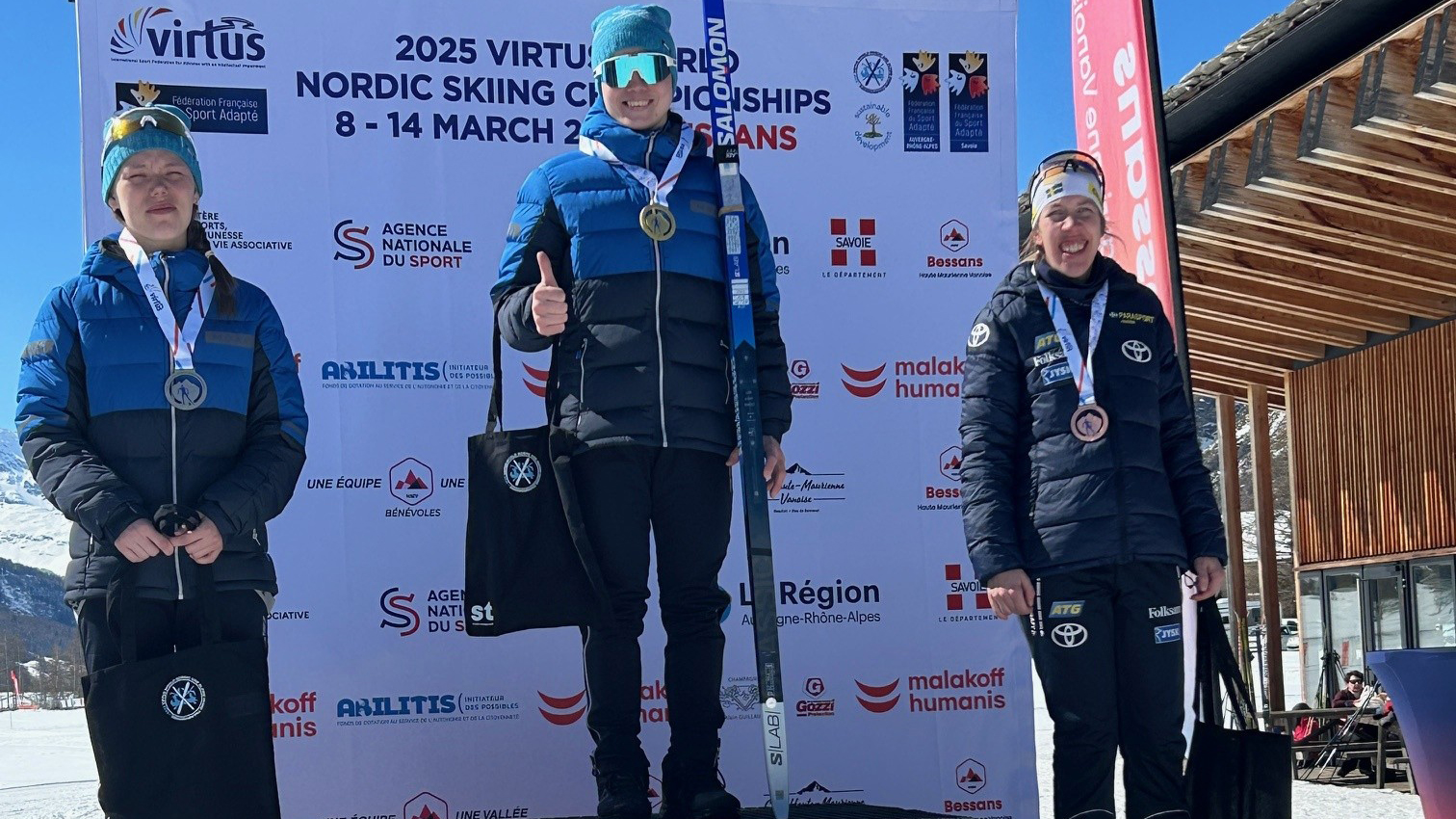Prispallen efter damernas 5 km. Kriston Björfeldt med bronsmedaljen runt halsen.