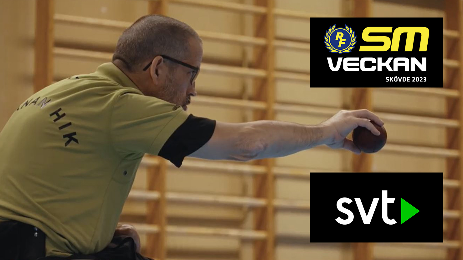 En bocciaspelare kastar iväg bollen. Till vänster i bild är loggorna för SM-veckan och SVT Play.