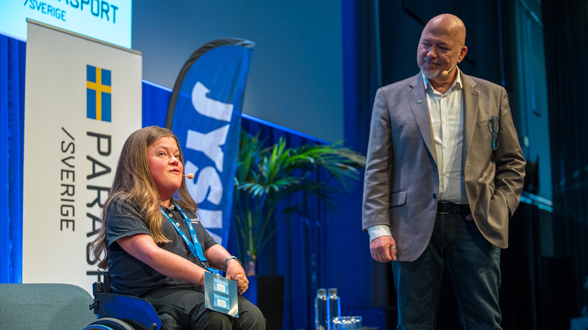 Föreläsaren Frida Lundh och konferencieren Teddy Landén på scenen.
