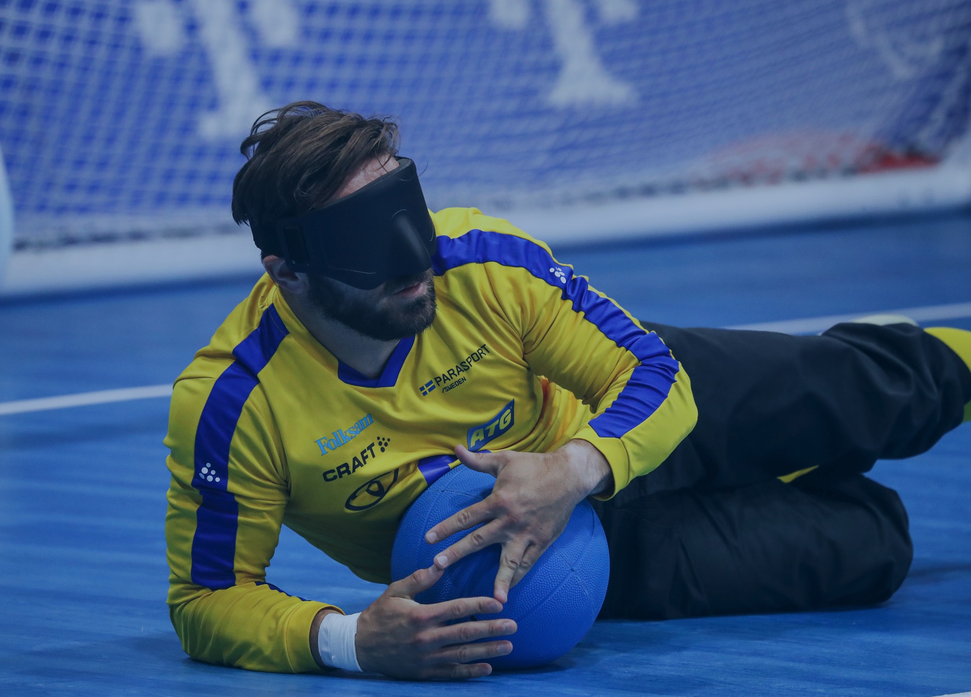 En peppad ledare som hejar på sina atleter från läktaren.