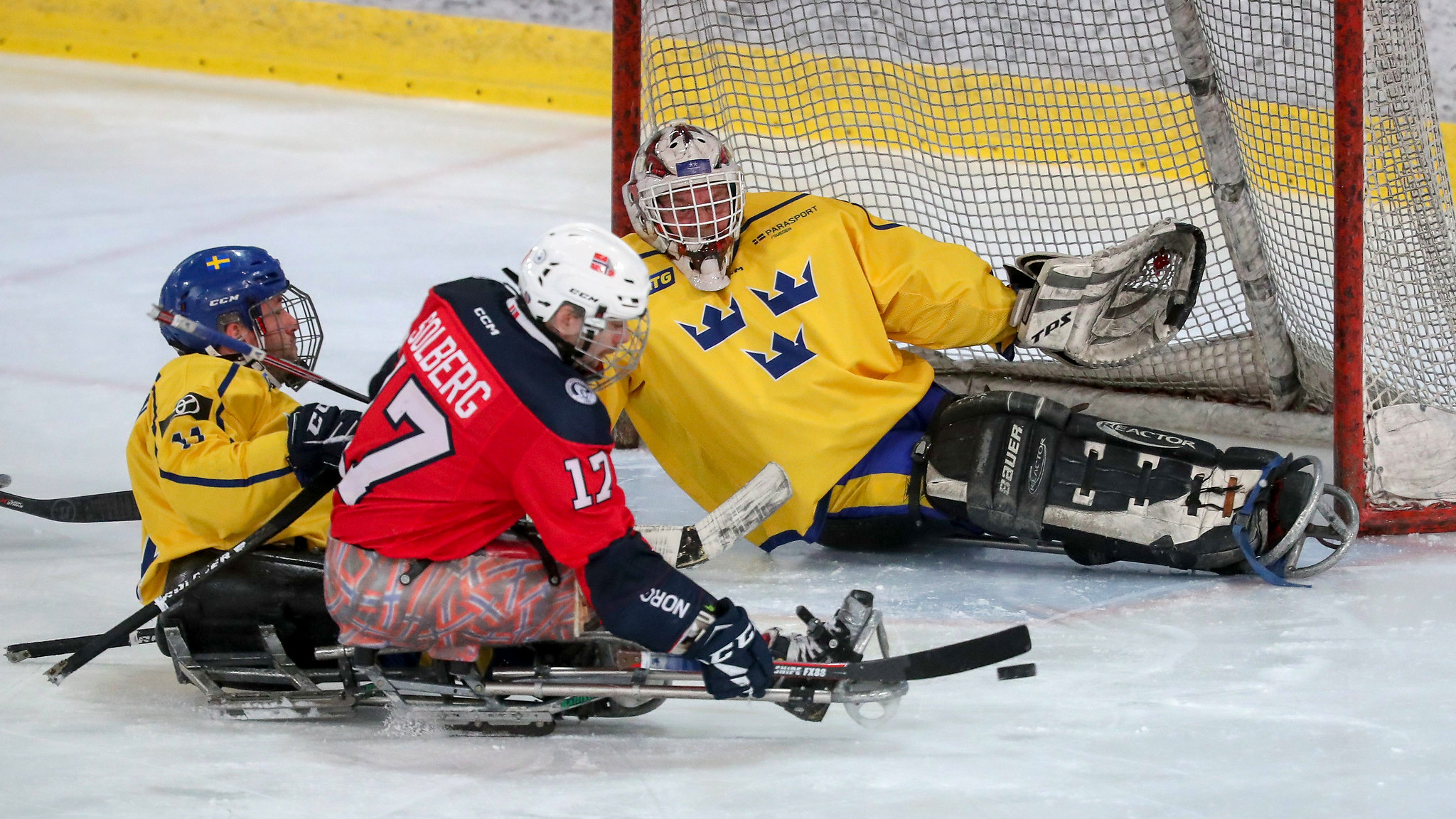 Målvakten Ulf Nilsson räddar en puck från en norsk klubba.