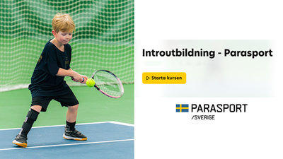 En ung kille spelar tennis.