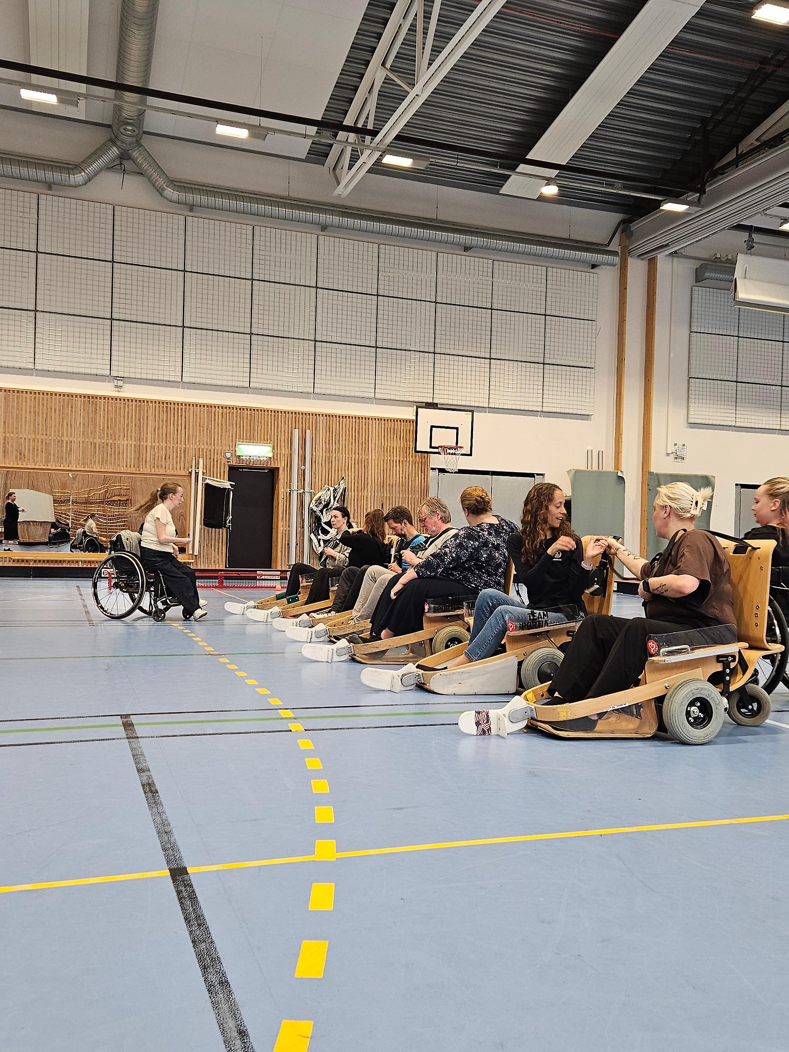 Deltagare får prova på elinnebandy under återträffen med KF Heros ledarskapsakademi.